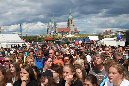  Rewe Family 2017: wie immer reichlich Publikum bei den musikalischen Acts auf der REWE Stage (Foto: Martin Schmitz)